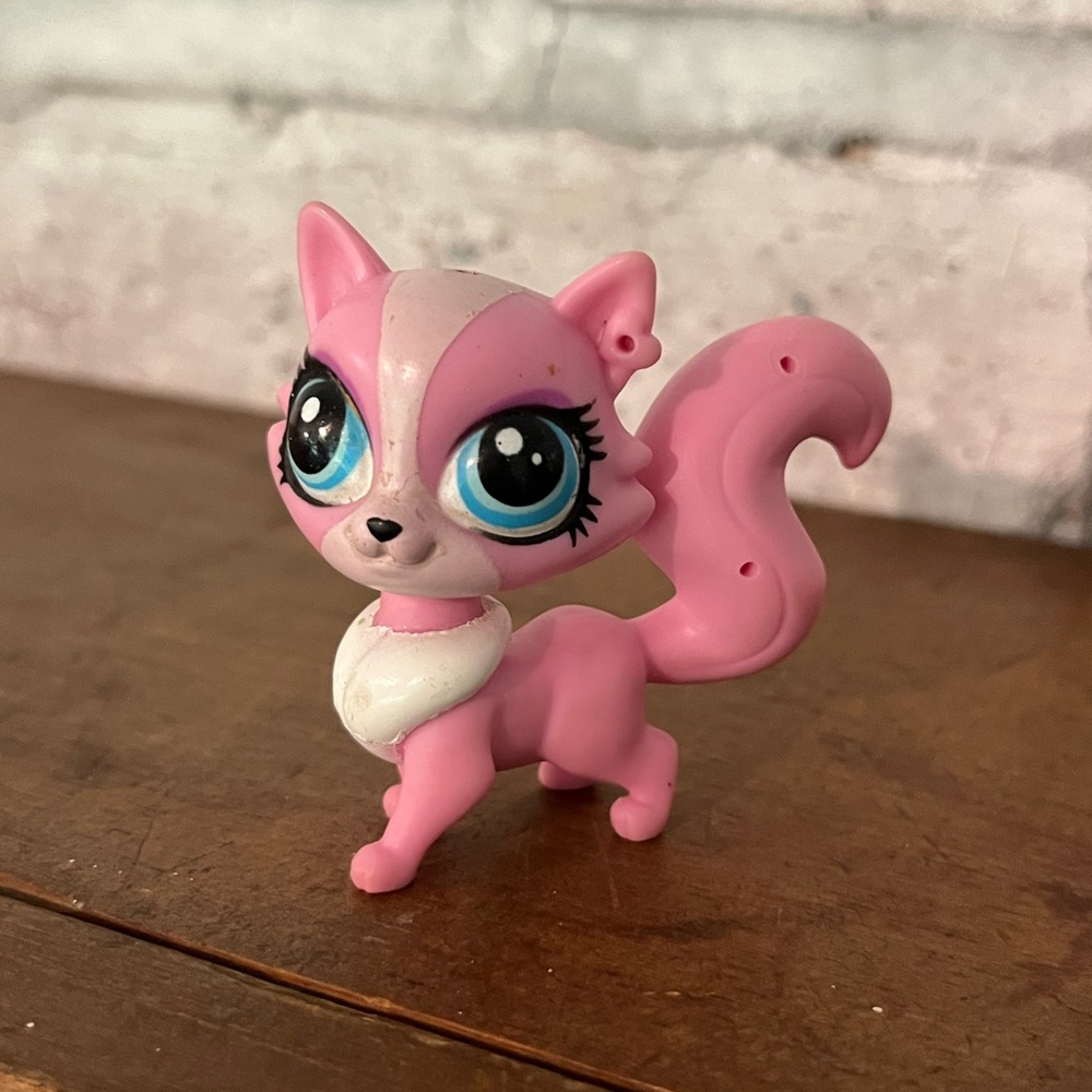 Littlest Pet Shop Lily Laroux LPS #3679 Pink Cat With Blue Eyes‎